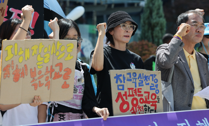 구호 외치는 지혜복 교사