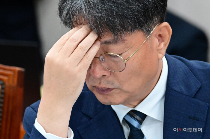 [포토][2025 국감] 생각에 잠긴 이춘석 무소속 의원