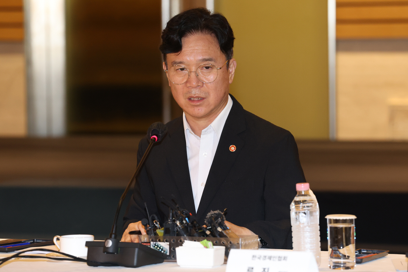 간담회하는 김영훈 장관<YONHAP NO-5414>