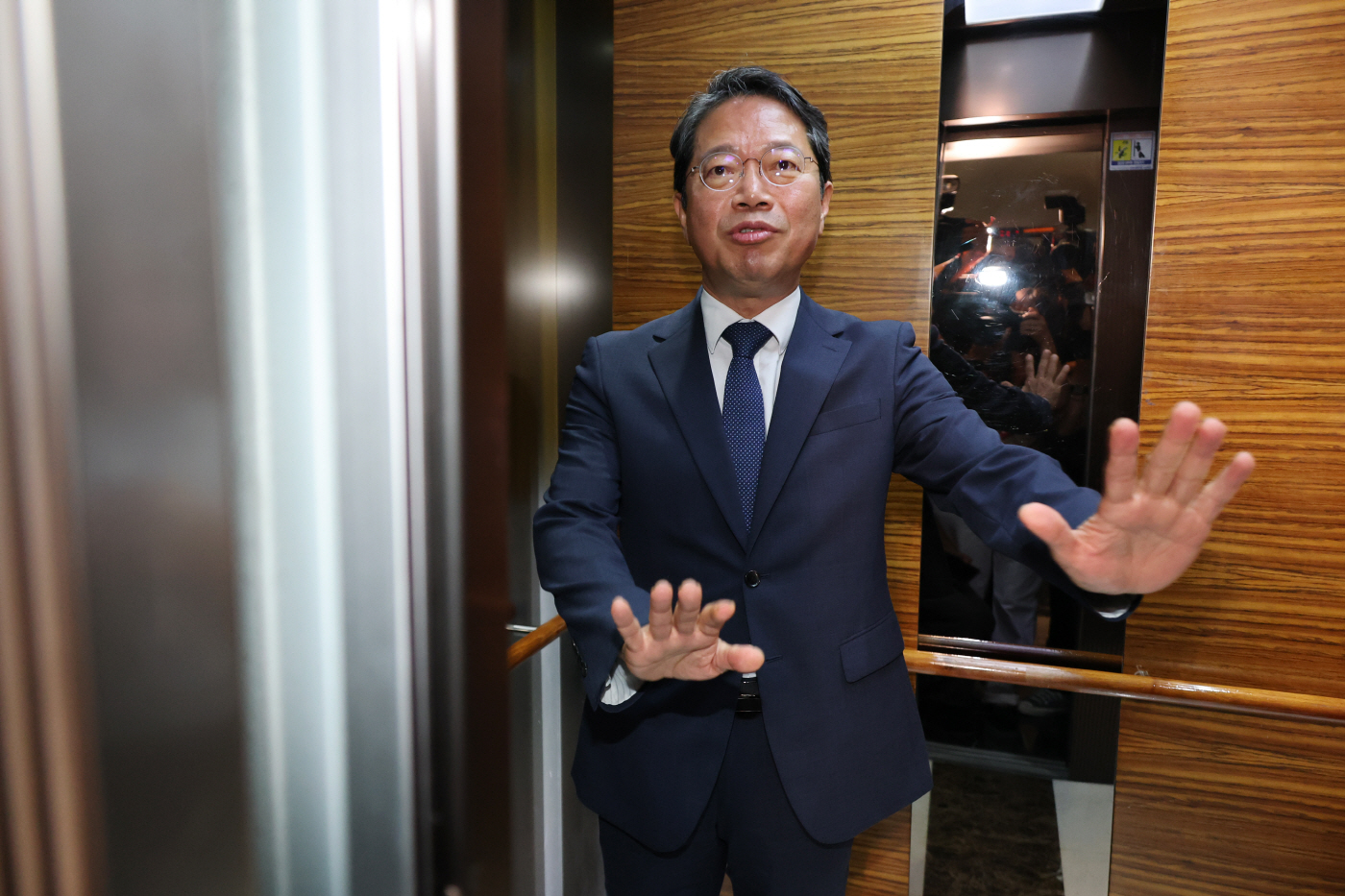 취재 자제 부탁하는 김승원 법무부 장관