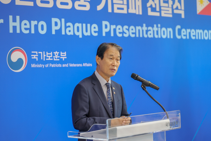 기념사 하는 권오을 국가보훈부 장관<YONHAP NO-4932>