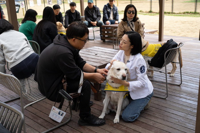 [보도사진1] 안내견의 건강 상담을 진행하고 있는 소노수의재단 이애리 원장