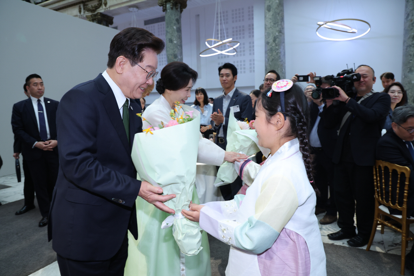 화동과 인사하는 이재명 대통령 부부