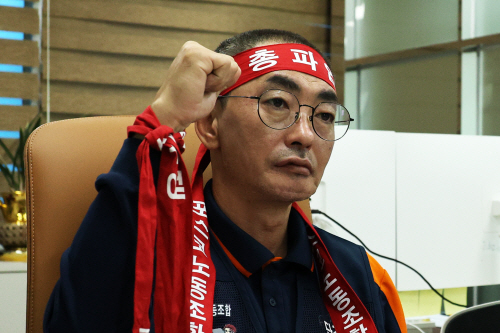 기자회견 하는 포스코노조 위원장<YONHAP NO-5783>