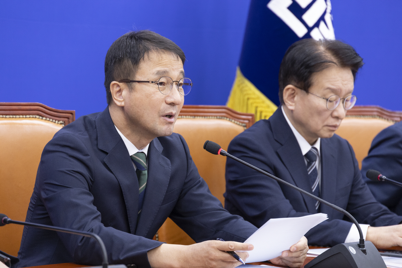 검찰 수사 자료 유출 관련 발언하는 한병도 원내...<YONHAP NO-6372>