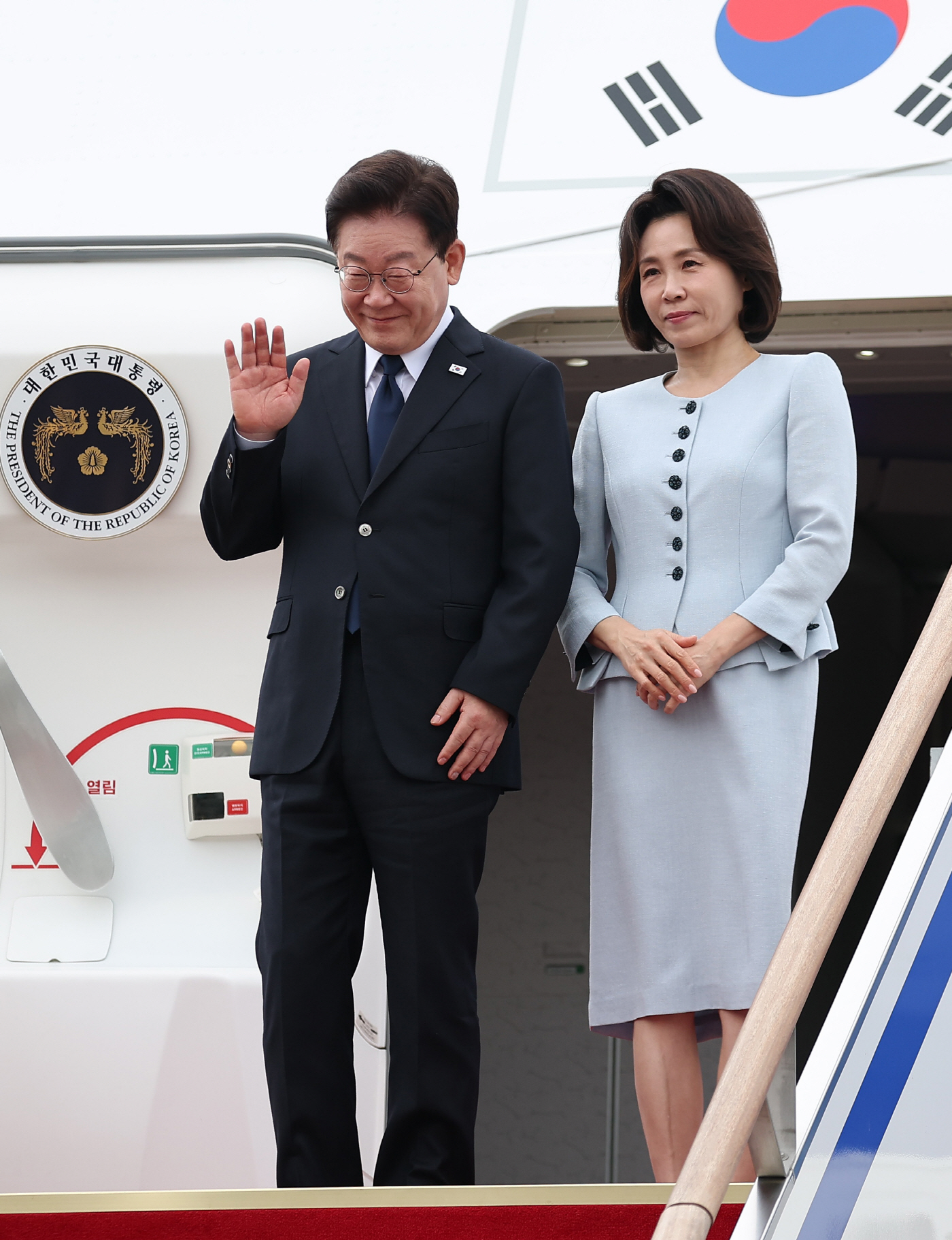 이재명 대통령 부부, 귀국<YONHAP NO-9011>