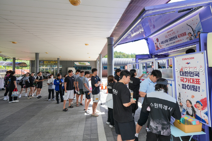 (사진자료2) 세라젬이 진천 국가대표선수촌에서 운영한 커피차 앞에 국가대표 선수단 및 관계자들이 줄을 서고 있다.