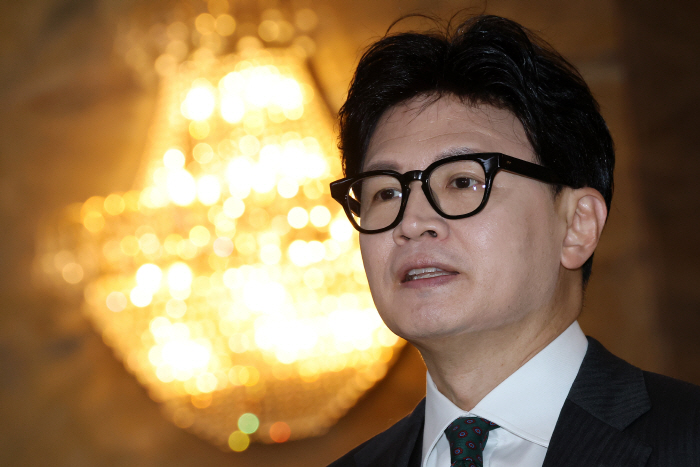 국회 로텐더홀에서 현안 질의 이어가는 한동훈 의원<YONHAP NO-9549>