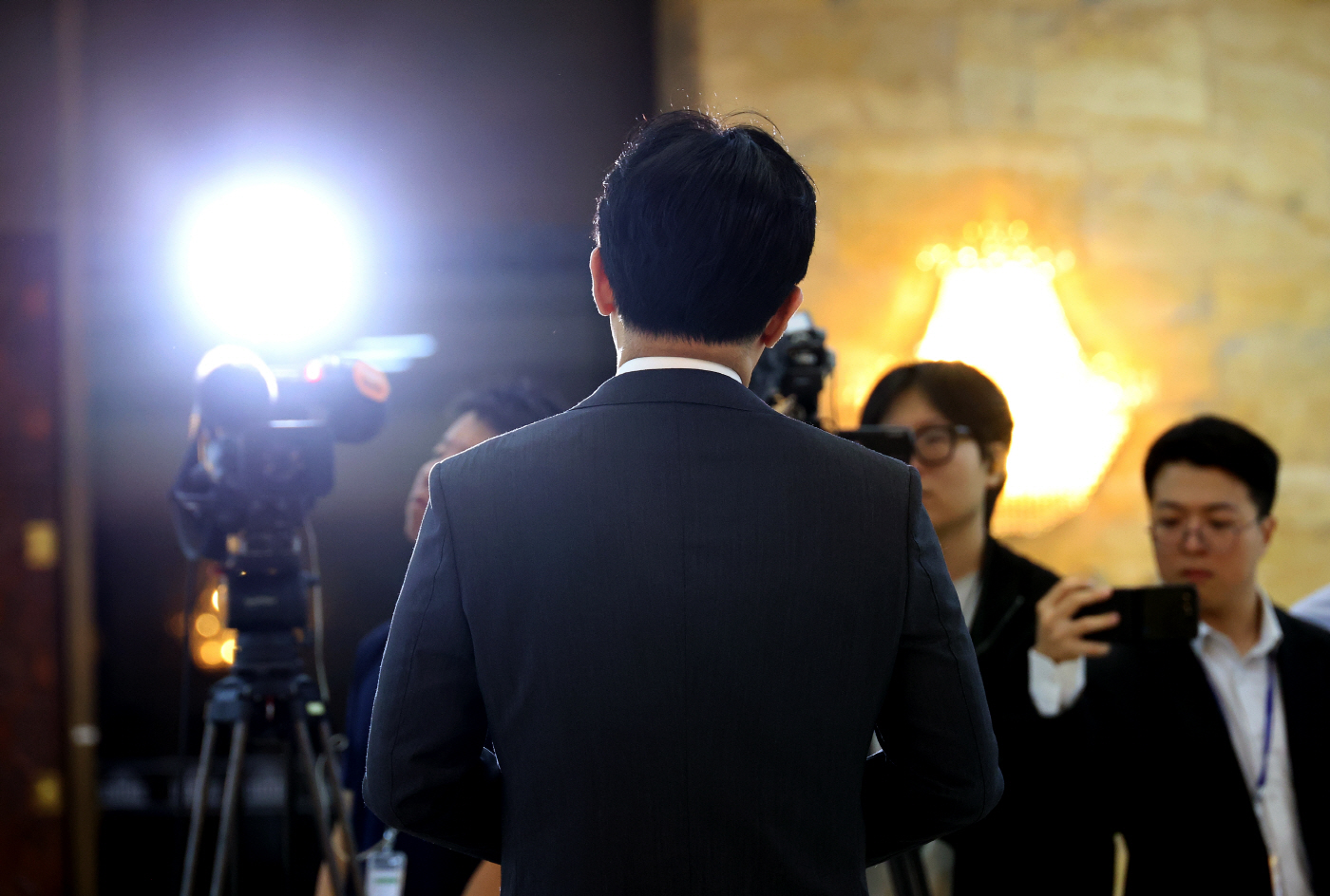 국회 로텐더홀에서 현안 질의 이어가는 한동훈 의원<YONHAP NO-9553>