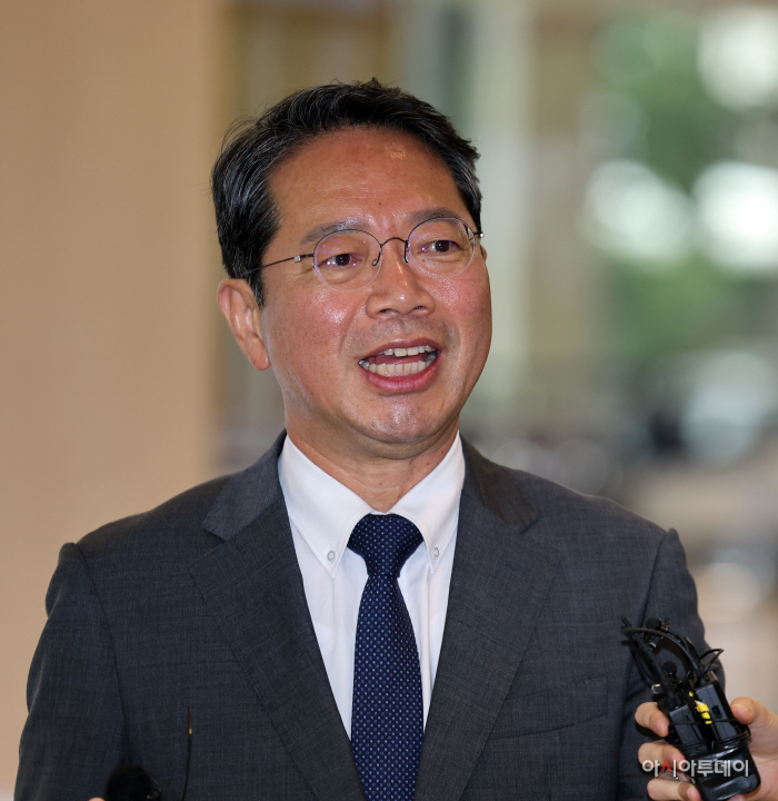 [포토]출근하며 취재진 질문에 답변하는 김승원 후보자