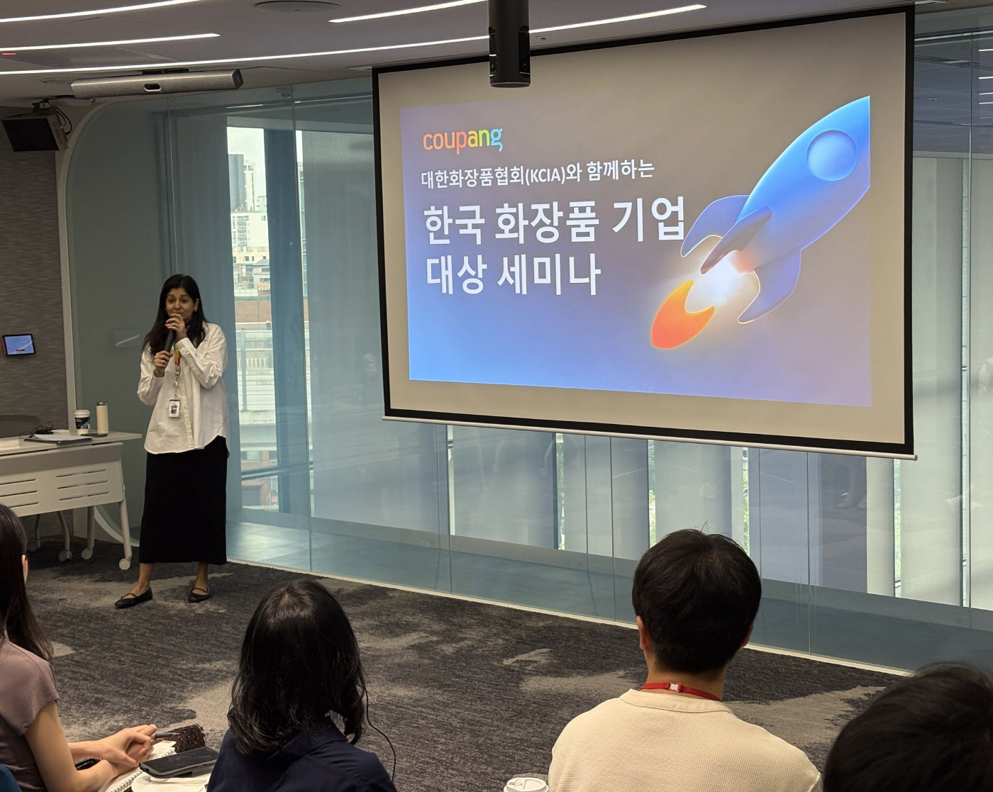 [쿠팡 이미지3] 지난 10일 화장품 브랜드 보호 세미나에서 니나 라메쉬 쿠팡 IP법무부문 총괄이 쿠팡의 브랜드 보호 프로그램을 설명하고 있다
