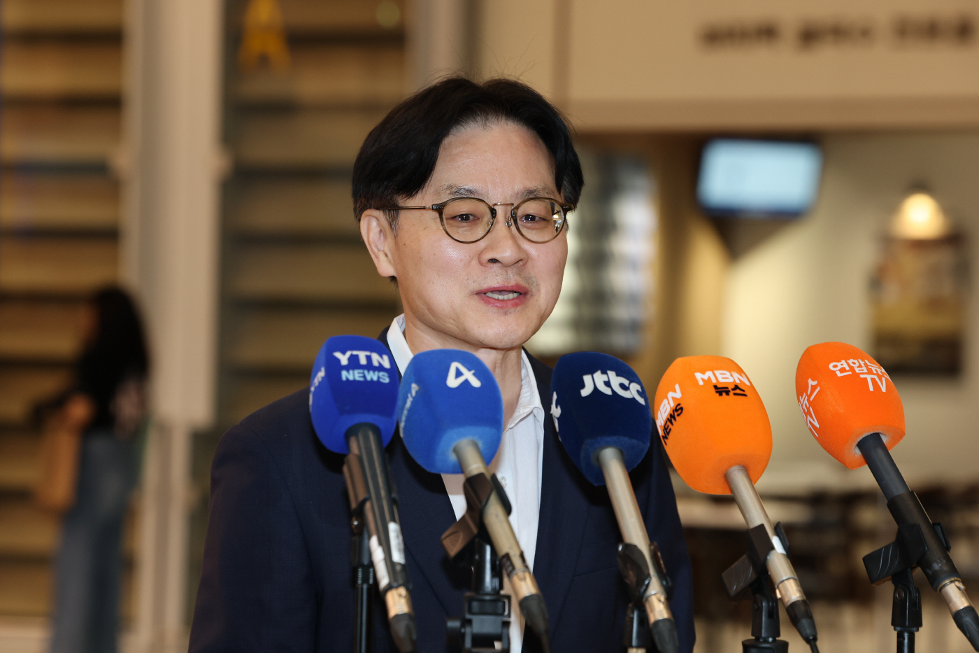 취재진 질문에 답하는 김정관 장관<YONHAP NO-5488>