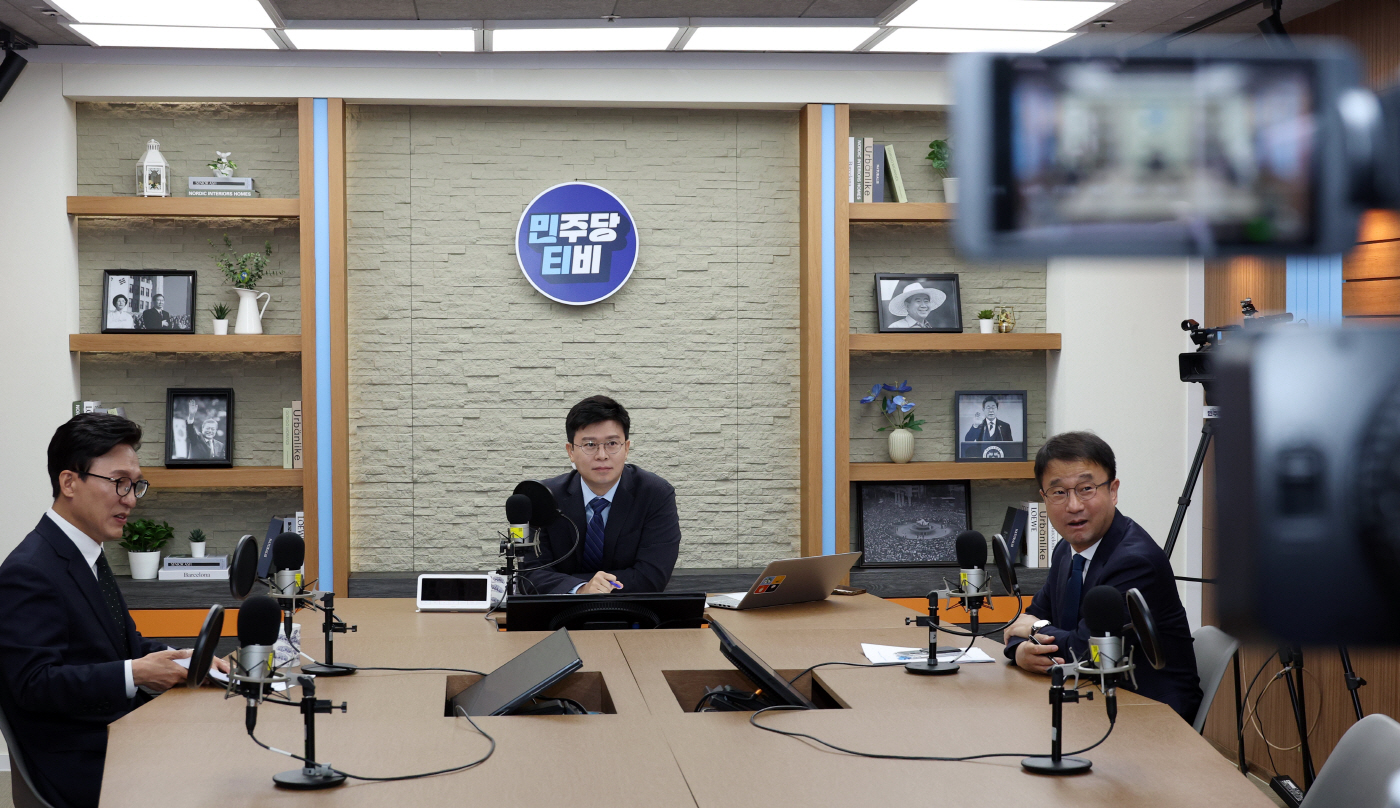 민티07 준비하는 민주당 김민석 대표와 한병도 ...<YONHAP NO-5269>