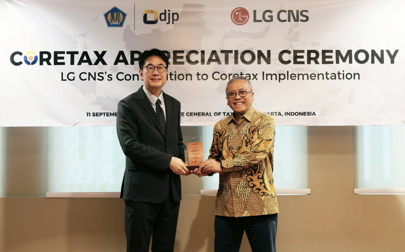 [사진] LG CNS 디지털비즈니스사업부장 김홍근 부사장(왼쪽)과 이완 드주니아르디 재무부장관 특별보좌관(오른쪽)이 감사패 수여식에서 기념사진을 촬영하는 모습