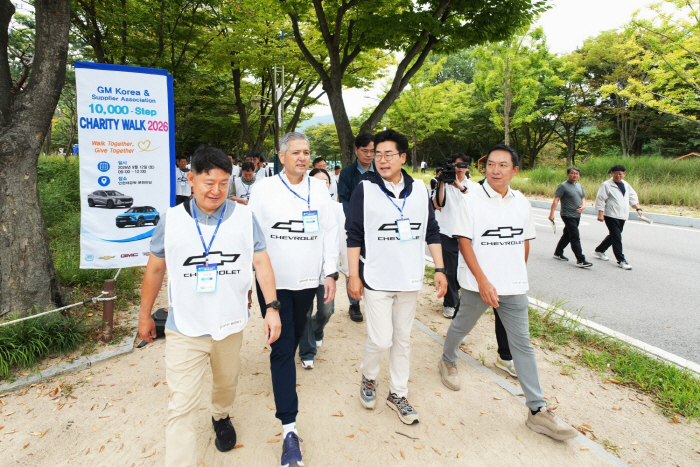 [사진 3] (왼쪽부터) 1만 보 나눔걷기 행사에 참여한 허우영 협신회 회장, 헥터 비자레알 GM 한국사업장 사장, 박찬대 인천광역시장, 방선일 GM 한국사업장 구매 부문 부사장
