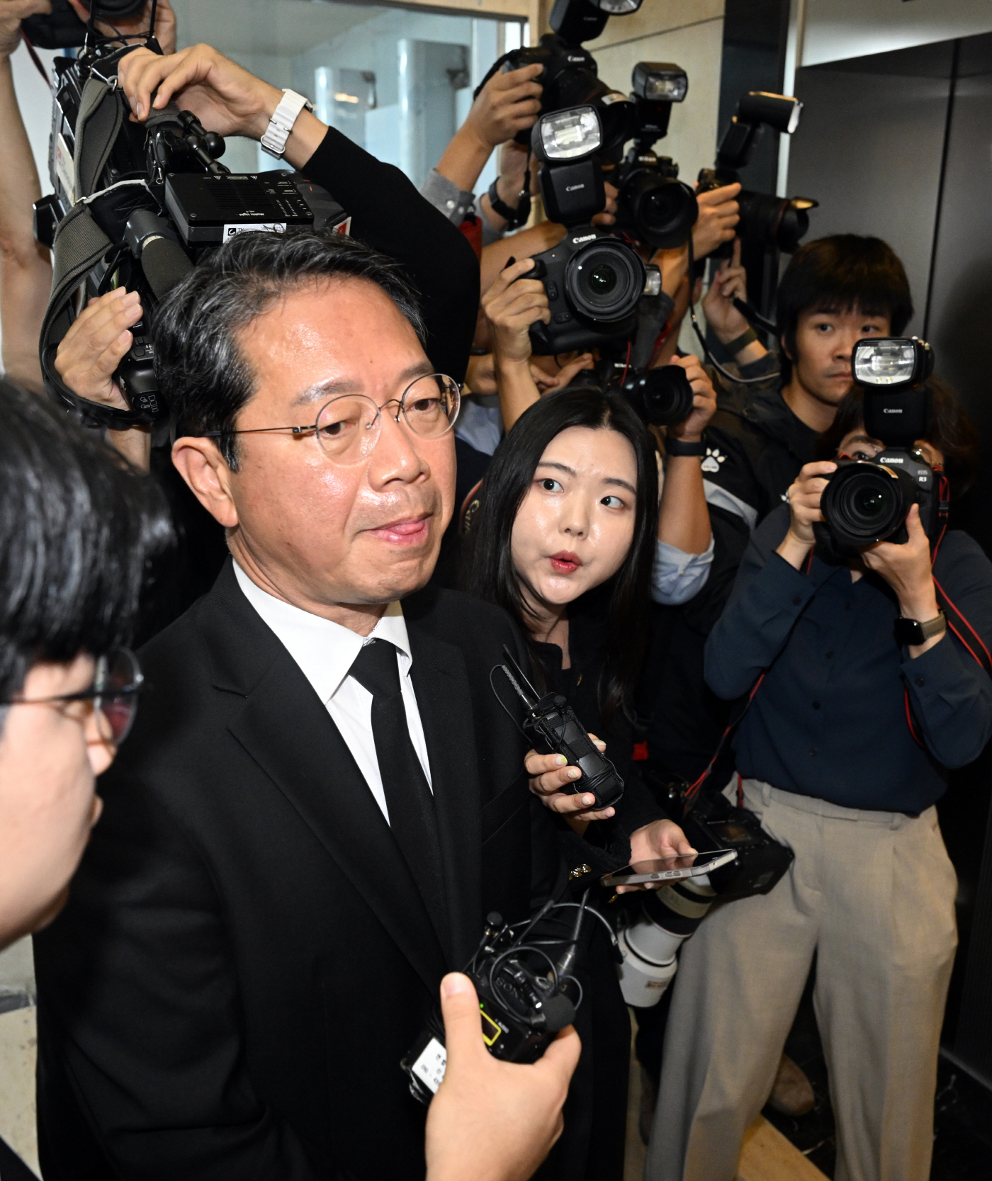 [포토]취재진에 둘러쌓인 김승원 후보자