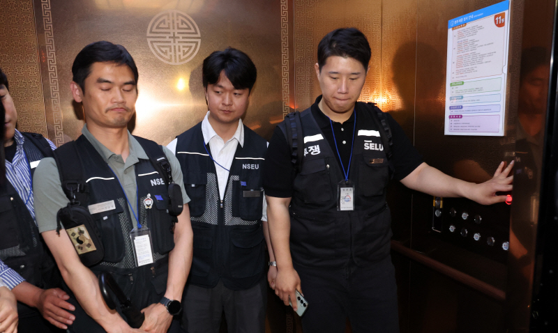 이동하는 최승호 노조위원장<YONHAP NO-5766>