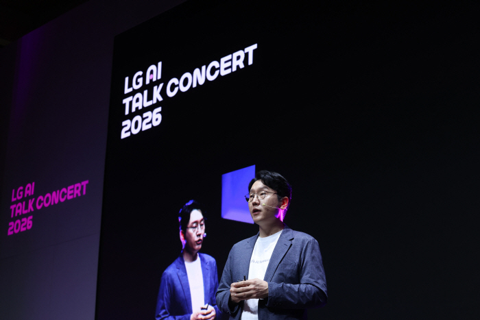 [사진①] LG AI 토크 콘서트 2026에서 임우형 LG AI연구원 공동 연구원장이 발표하고 있는 모습
