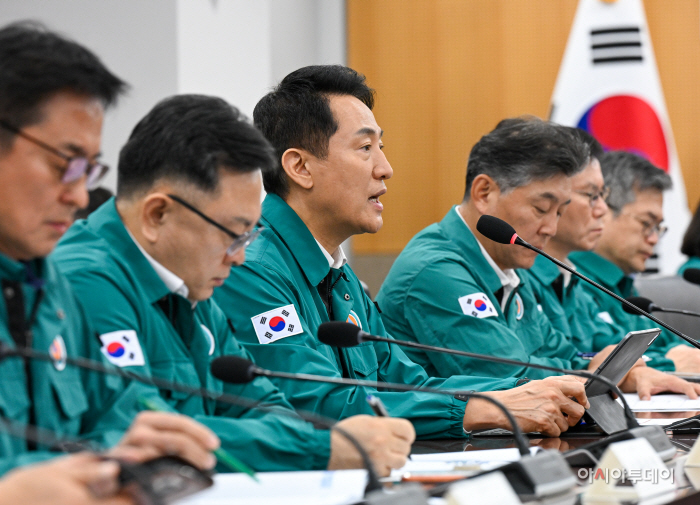 [포토] 시내버스 파업 관련 긴급 대책 회의 주재하는 오세훈 시장