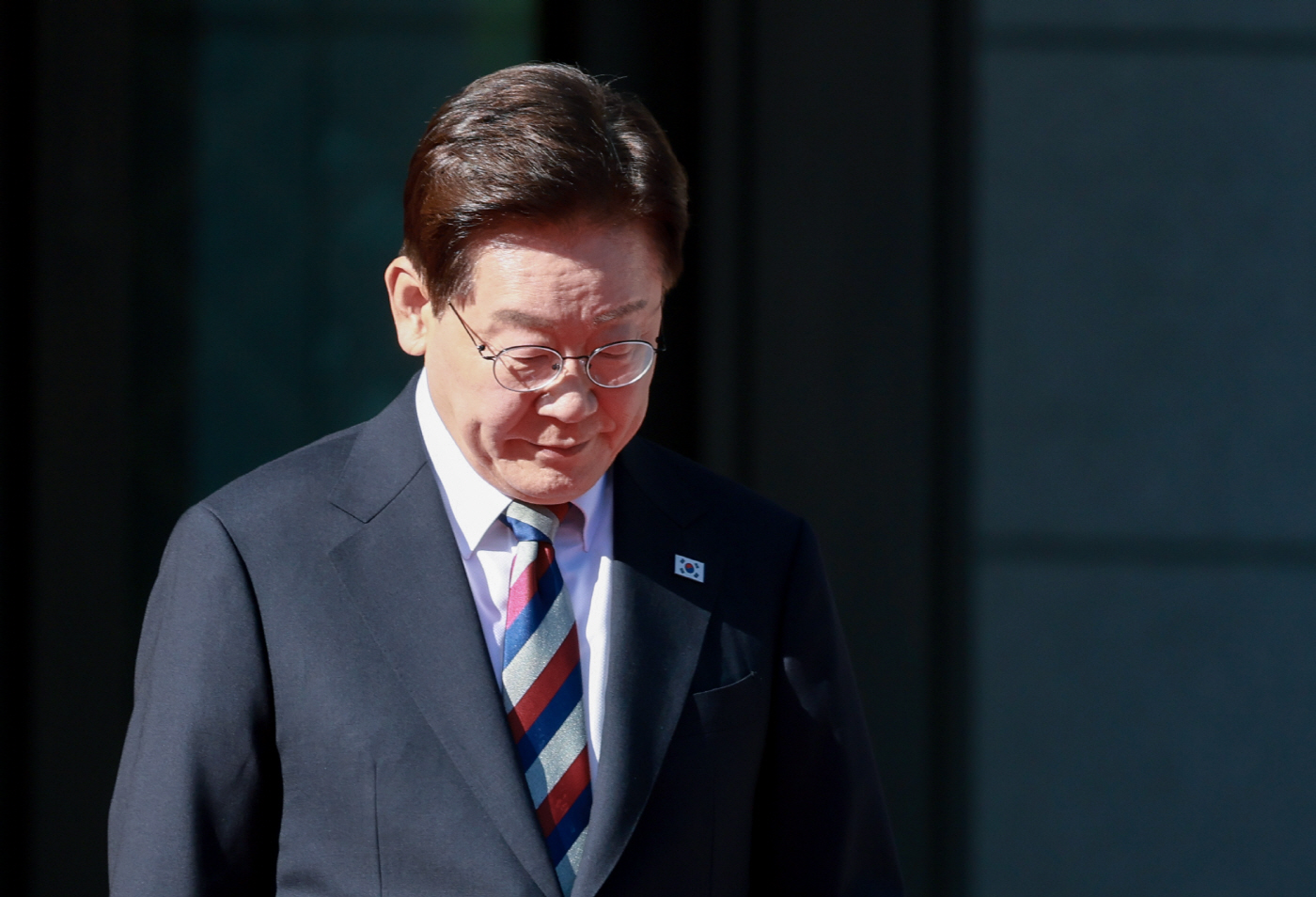 카자흐 대통령 기다리는 이재명 대통령