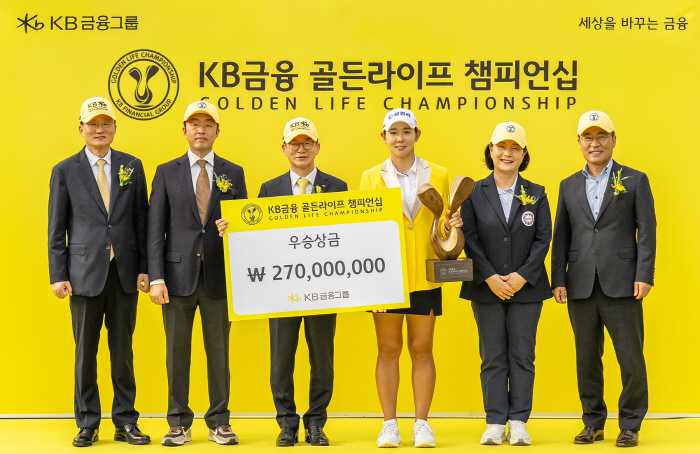 [사진자료] 지난 13일, 경기도 이천 블랙스톤 골프클럽에서 진행된 KB금융 골든라이프 챔피언십 시상식에서 관계자들이 기념 촬영을 하고 있다