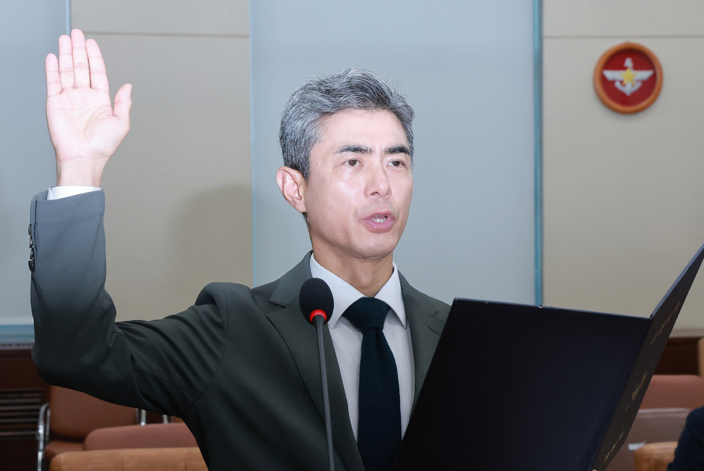 선서하는 강신철 국방장관 후보자<YONHAP NO-4423>