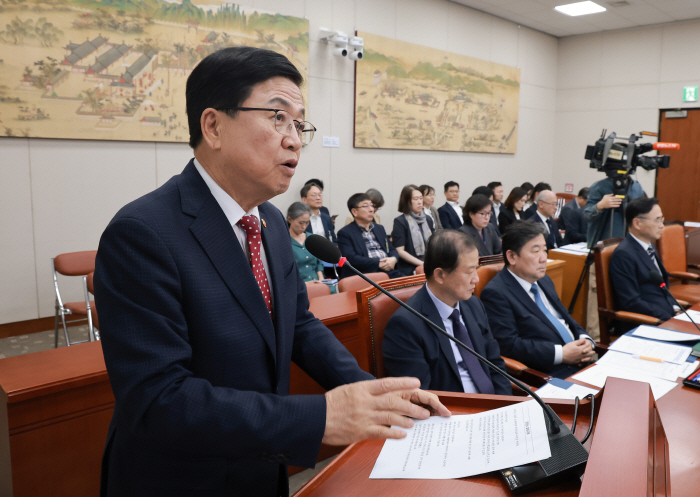 '수시 접수 먹통 사태' 보고하는 최교진 교육부 장관