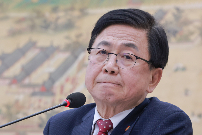 '교육위에 보고 미흡' 관련 위원장 발언 듣는 최교진 교육장관