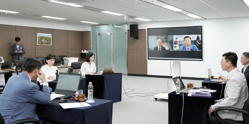 AI반도체과-신상진 성남시장이 9월 16일 유엔 경제사회국(UN DESA)의 ‘유엔 지속가능교통 10년’ 이행 온라인 웨비나에 참석해 성남시의 지속가능교통 정책 사례를 발표하고 있다3.