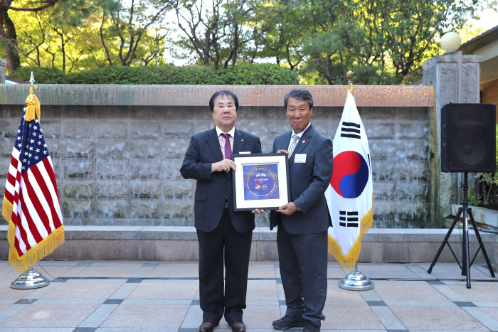 [보도사진1]SM그룹 우오현 회장, 한미동맹재단 ‘후원기업인증패’ 수상