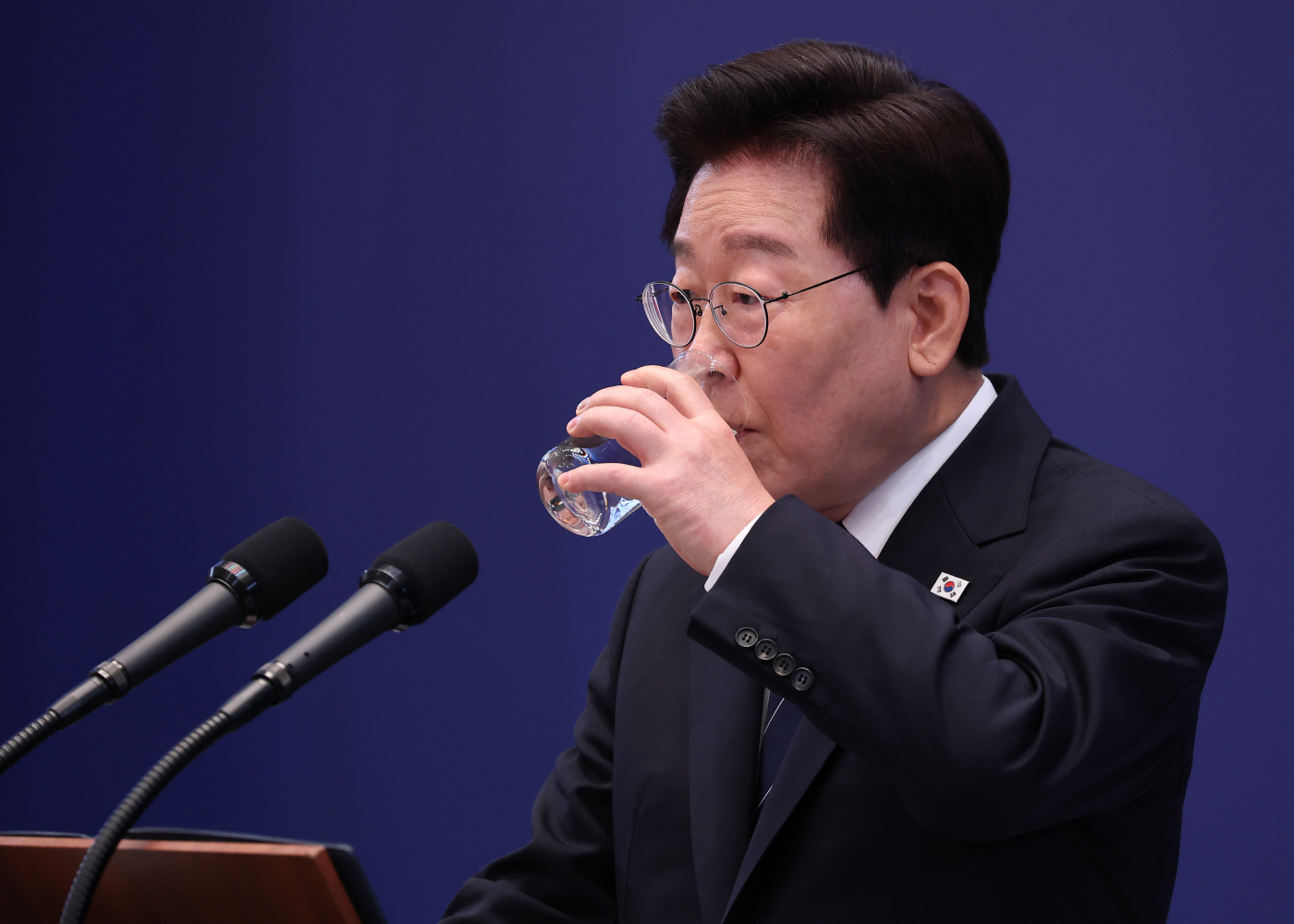 물 마시는 이재명 대통령