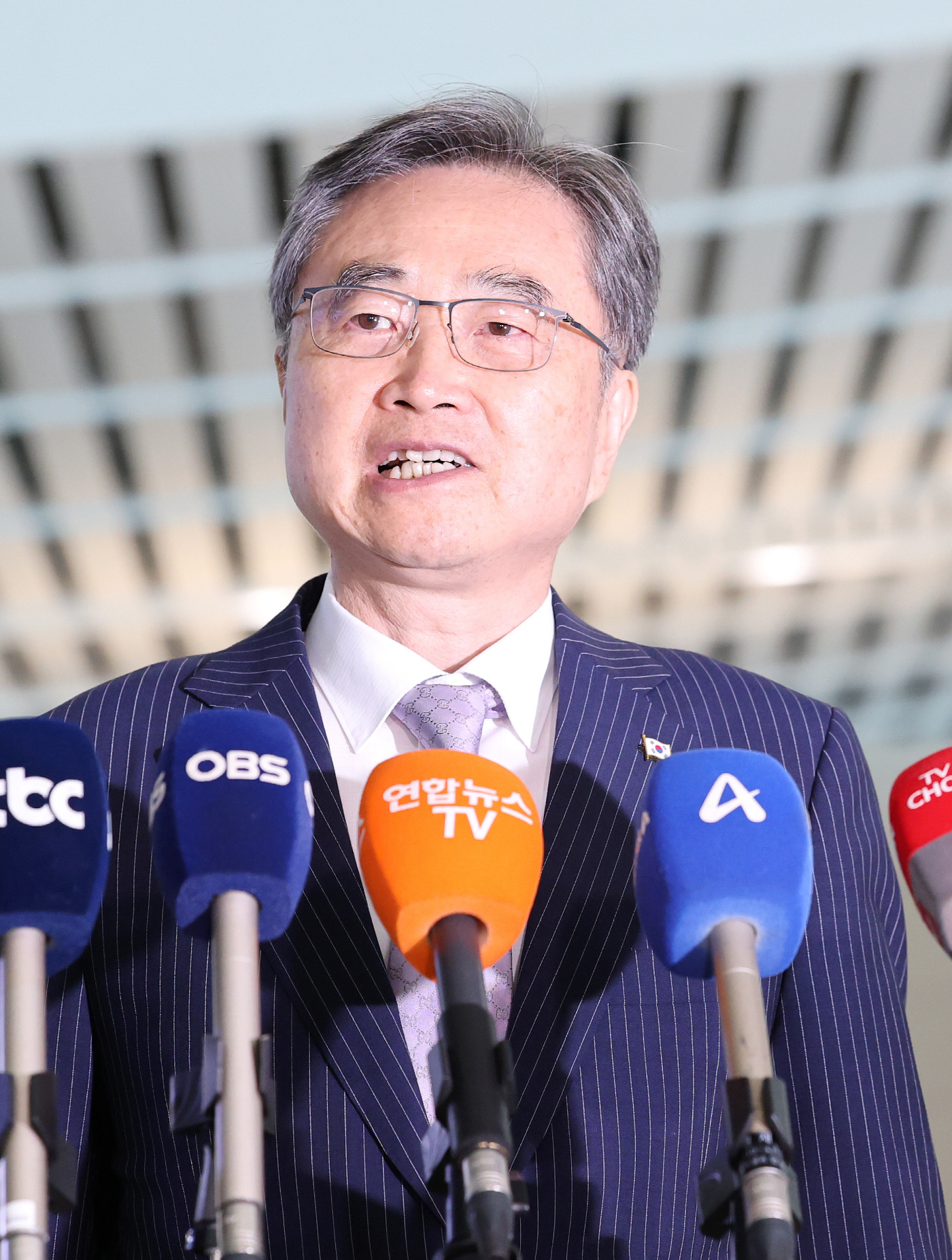 출국에 앞서 질문에 답하는 조현 외교부 장관