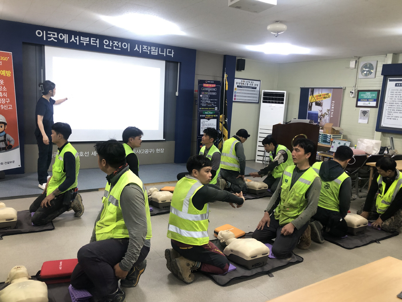 한화 건설부문 외국인 근로자들이 상황에 맞춰 자동심장충격기(AED)를 사용하고 있다