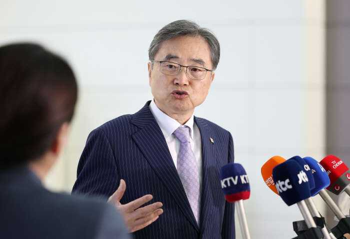출국에 앞서 질문에 답하는 조현 외교부 장관<YONHAP NO-5787>