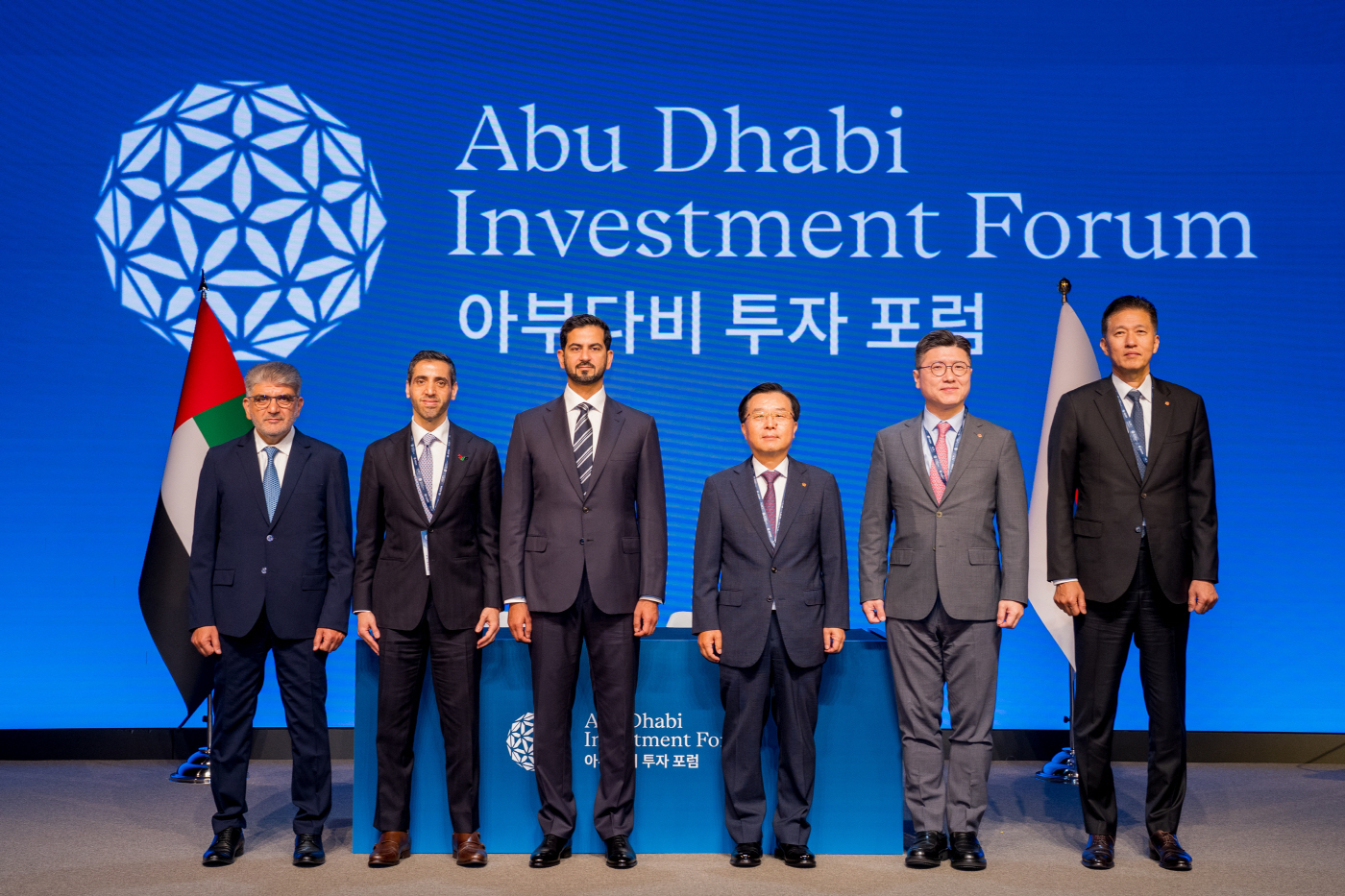 사진설명1_한화금융과_UAE,_ADGM이_파트너십_기념촬영을_하고있다