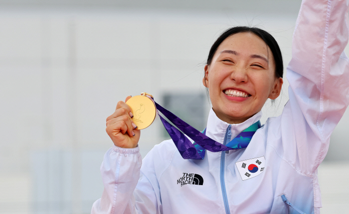 성승민, 금빛 미소