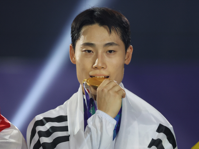 금메달 깨무는 이준석