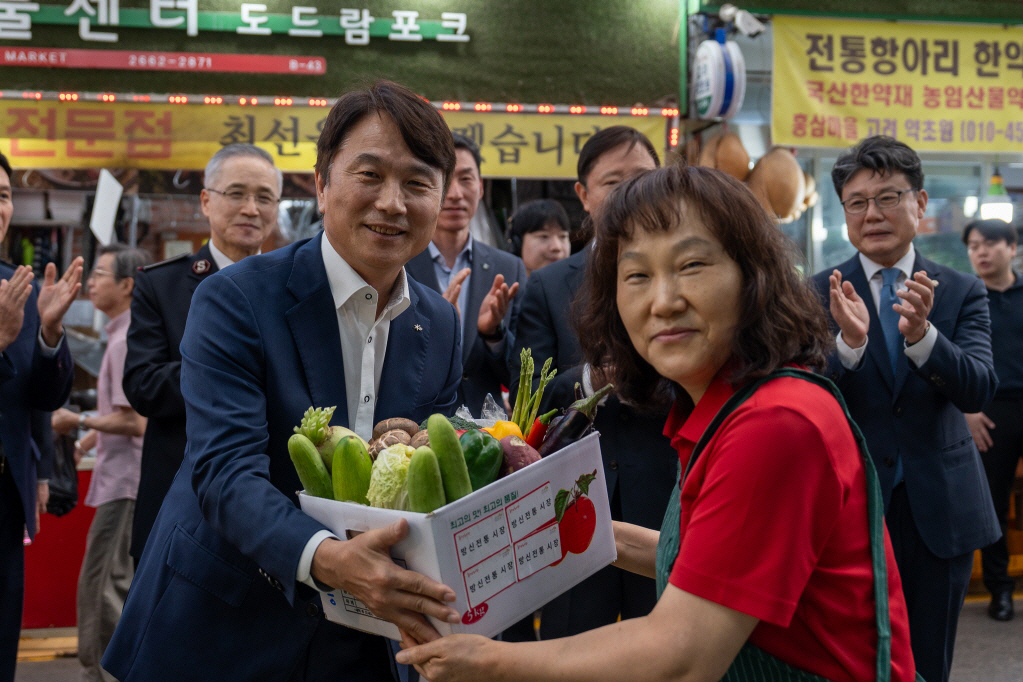 [보도사진 1] 구본욱 사장이 온누리 상품권으로 명절 물품을 구매하고 있다