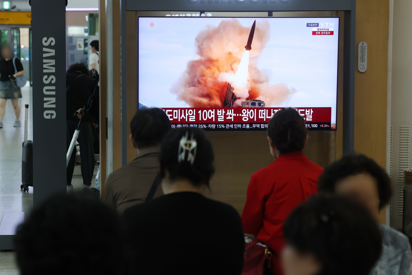 서울역에 나오는 북한 탄도미사일 도발 뉴스<YONHAP NO-4775>