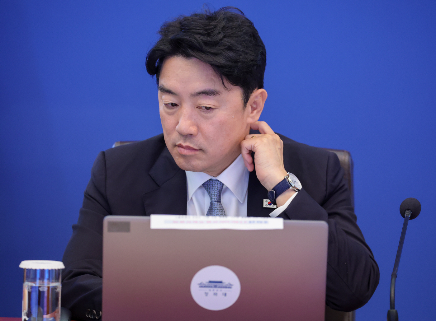 이재명 대통령 발언 듣는 강훈식 비서실장<YONHAP NO-4700>