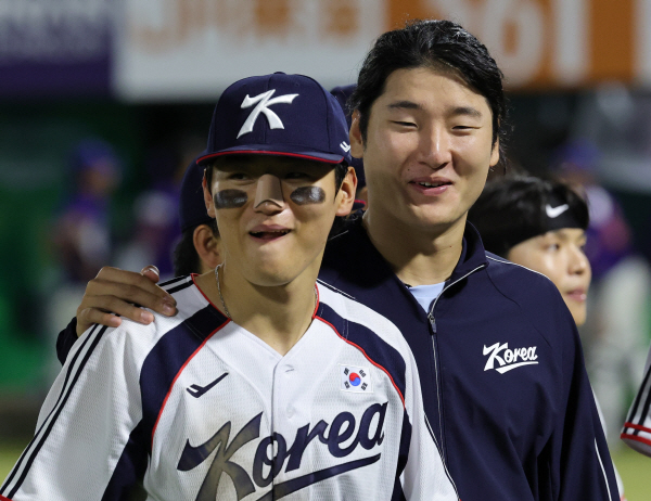 승리 환호하는 김도영과 곽빈