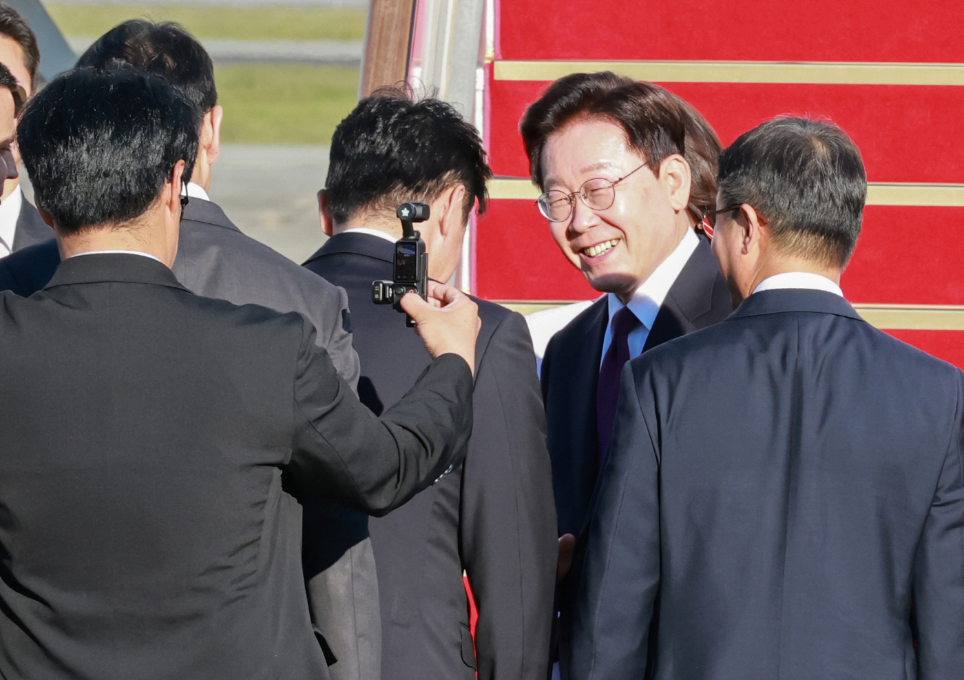 강훈식 비서실장과 인사하는 이재명 대통령
