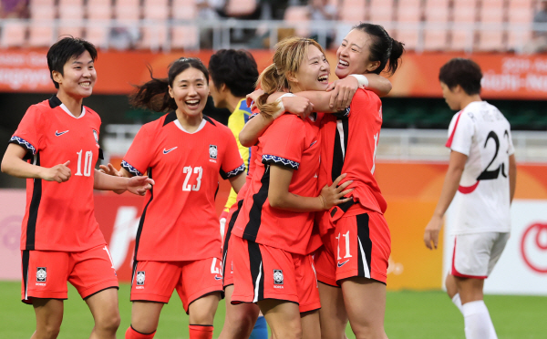 韓<b>여자축구</b>, 세계 최강 <b>북한</b>과 <b>무승부</b>...조2위로 8강행