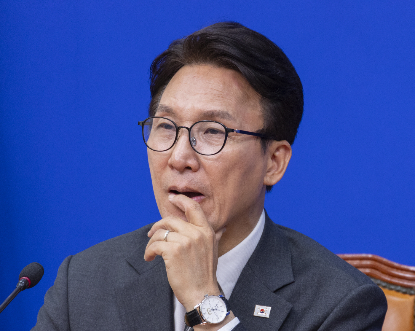 생각에 잠긴 민주당 김민석 대표