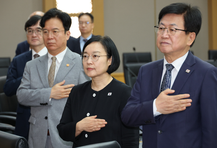 국기에 경례하는 한성숙 국무총리