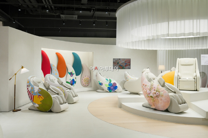 (사진자료1) 세라젬 웰스토어 용인기흥점에 전시된 파우제 M8 Fit 'Art on Art Relay' 작품