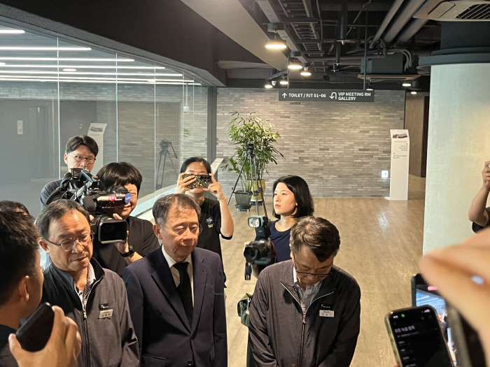 왼쪽부터) 김현욱 CSO(부사장), 조성현 부회장, 홍영일 COO(부사장)