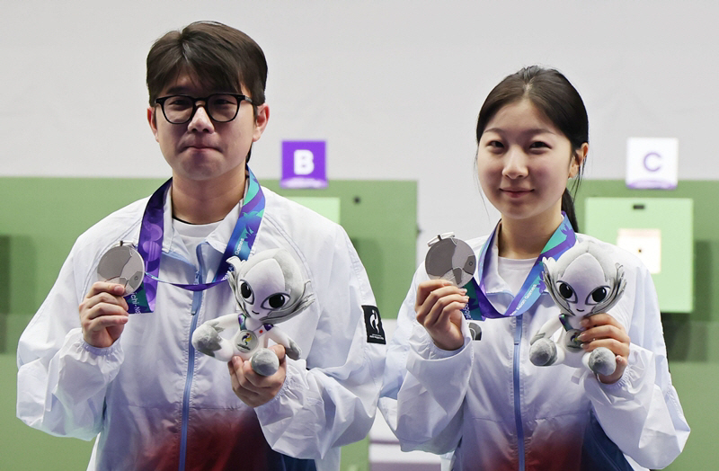 반효진 박하준