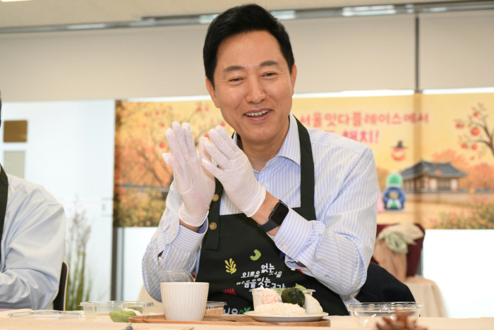 사진3. 오세훈 서울시장이 23일(수) 오전, 서울잇다플레이스 개관식에 참석해 정책 참여 시민들과 추석맞이 송편을 빚으며 이야기를 나누고 있다.