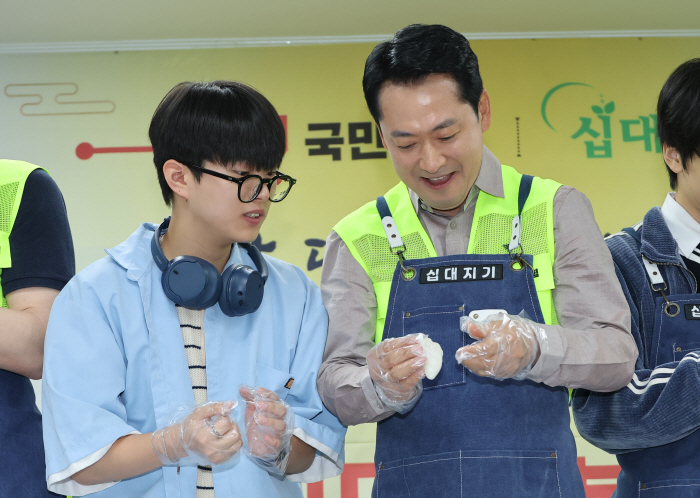 송편 빚는 장동혁 대표